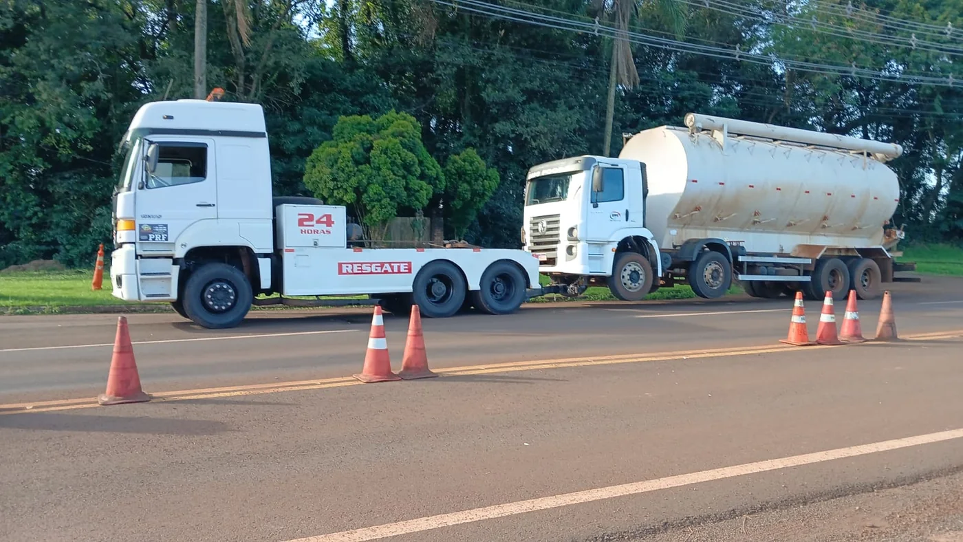 Guincho pesado auxiliando caminhão-tanque na rodovia