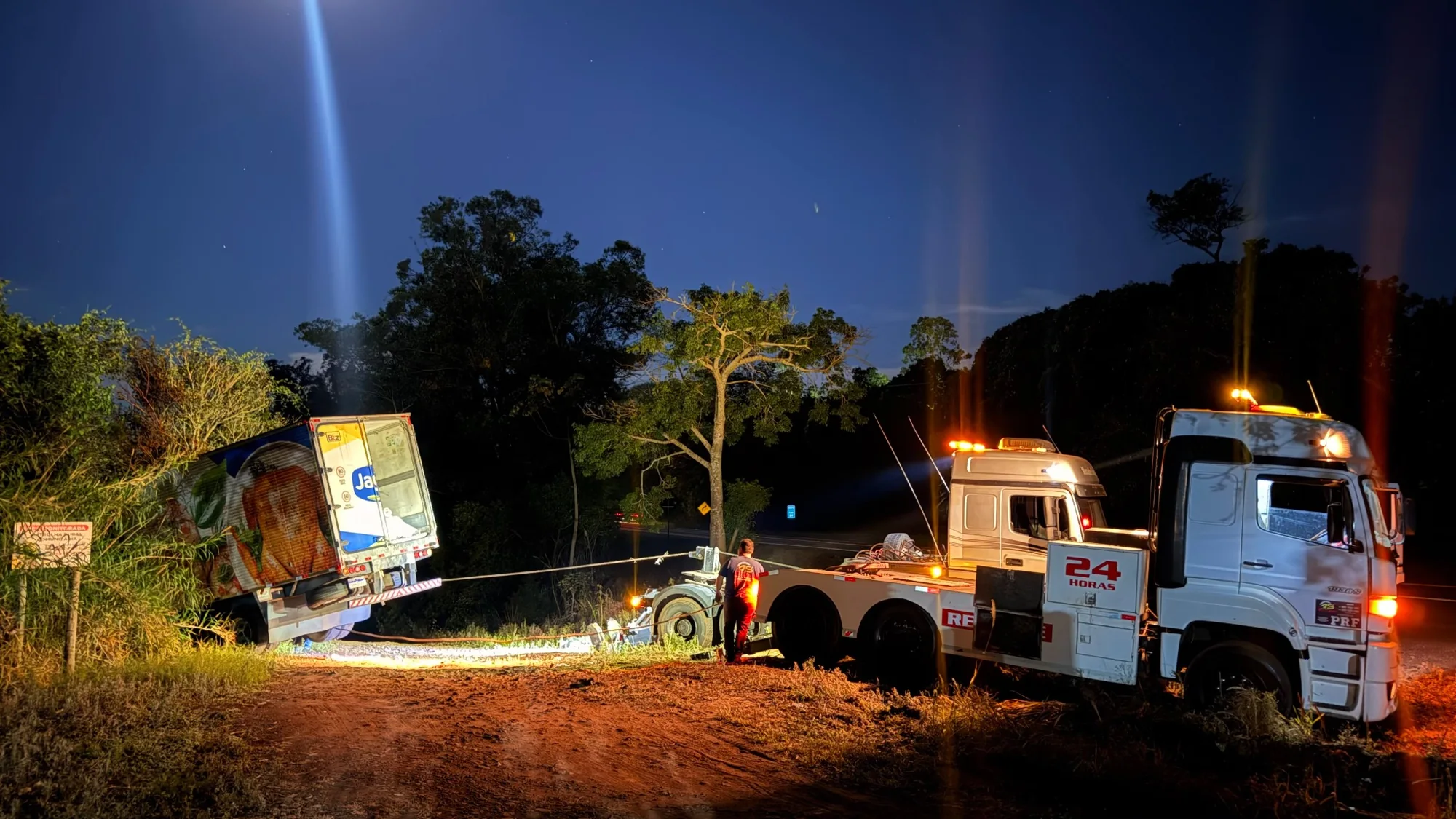 Guincho Tucunaré resgatando caminhão durante atendimento noturno