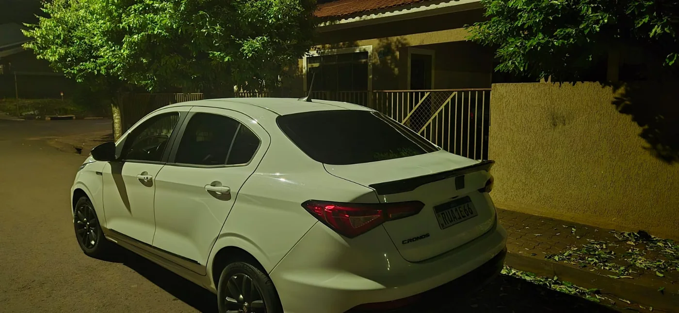 Carro branco utilizado no serviço de táxi de apoio do Guincho Tucunaré