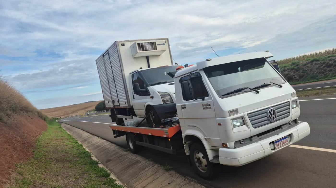 Caminhão-baú transportado em prancha